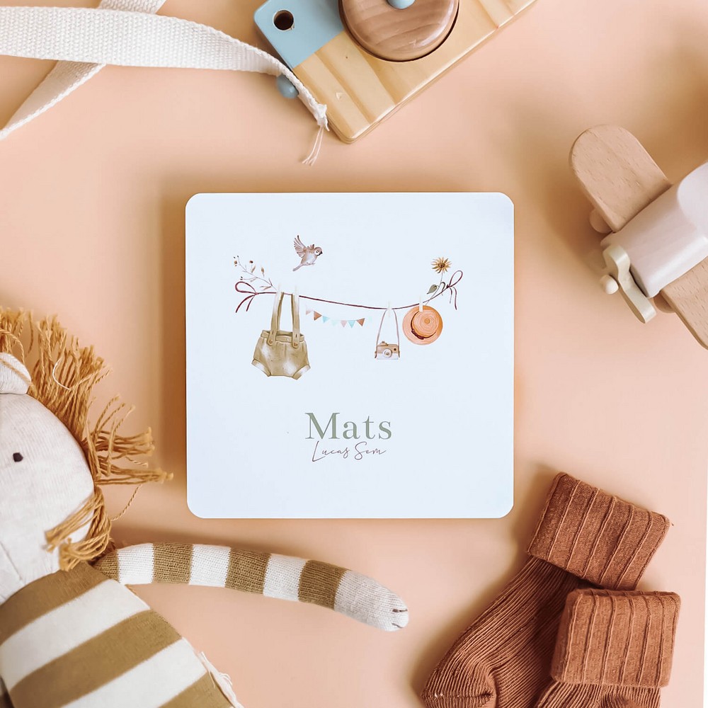Geboortekaartje Mats - jongen wandhanger met broekpakje en accessoires